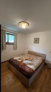 1 dormitorio con 1 cama grande en una habitación en Ciasa de Milu, en Cibiana