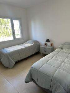 - une chambre avec 2 lits et une fenêtre dans l'établissement Las flores, Depto Con Cochera, à Neuquén