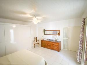 - une chambre avec un lit, un bureau et une chaise dans l'établissement Tropical Retreat Stay Aruba, à Oranjestad