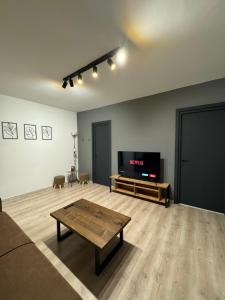a living room with a couch and a flat screen tv at Luna Apartament NOU zona spital UMF in Târgu-Mureş