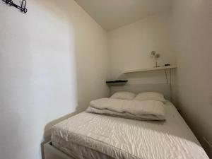 Postel nebo postele na pokoji v ubytování Le Mouflon Résidence Olympe, T2 centre ville 4 personnes, Parking privatif gratuit, Prise Green Up véhicule électrique, Possibilité forfait ménage et location linge de lit et de toilette