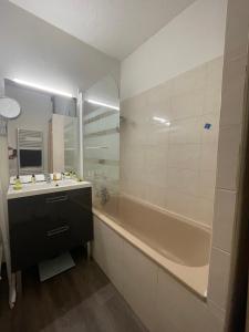 Koupelna v ubytování Le Mouflon Résidence Olympe, T2 centre ville 4 personnes, Parking privatif gratuit, Prise Green Up véhicule électrique, Possibilité forfait ménage et location linge de lit et de toilette + 13 fotografií