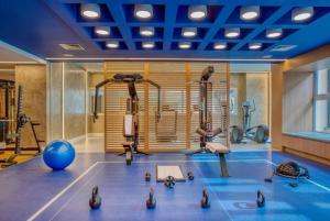 una palestra con diverse attrezzature sportive in una stanza di Suite Quadruplo 7 dias - Wyndham Gramado Termas Resort & Spa a Gramado