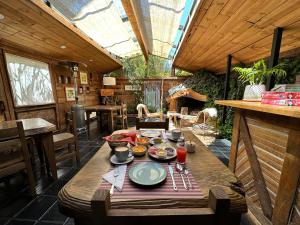 un tavolo in legno con cibo sopra in un patio di Newen B&B a Pucón