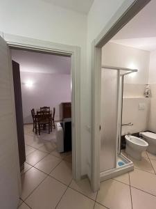 bagno con servizi igienici e sala da pranzo di La casa di Glenda bis a Terni