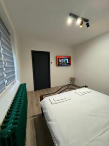 a hospital room with a bed and a television at Luna Apartament NOU zona spital UMF in Târgu-Mureş
