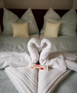 dwa łabędzie zrobione z ręczników na łóżku w obiekcie ubytování U NIKY w mieście Hodonín