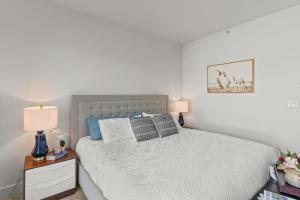 sypialnia z łóżkiem i nocną szafką z lampką w obiekcie Gorgeous Chilliwack Gem Suite w mieście Chilliwack
