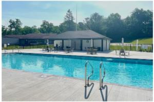 Bazén v ubytování Newly Updated Modern, Spacious, and Cozy Condo- Right on the Lake! nebo v jeho okolí