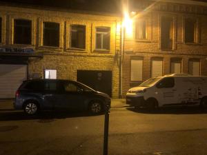 zwei Autos parken nachts auf einem Parkplatz in der Unterkunft Logement entier sur Wormhout in Wormhout