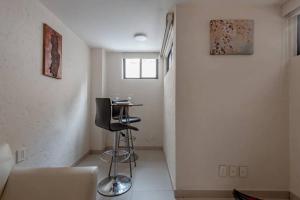 um quarto com uma mesa no canto de um quarto em Central and cozy CDMX 1BR em Cidade do México