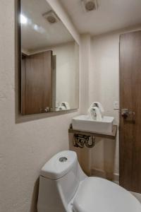 メキシコシティにあるCentral and cozy CDMX 1BRのバスルーム(白いトイレ、シンク付)