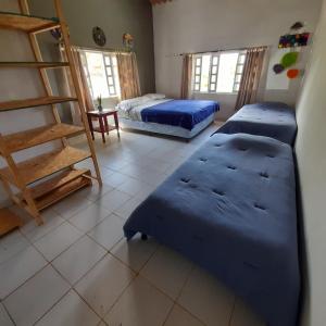 um quarto com duas camas e uma escada em Los Tucanes em Los Altos de Cerro Azul