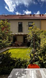 una casa con un piccolo albero nel cortile di Härligt hus nära Göteborg, badsjöar och fin natur a Öjersjö