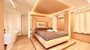 sypialnia z łóżkiem w pokoju z lustrem w obiekcie Secret Suites Panoramic w Montecatini Terme