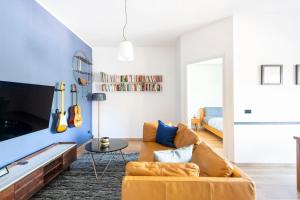 un soggiorno con un divano e un tavolo di Appartamento Milano Infinite Dreams 1 min MM1 a Milano