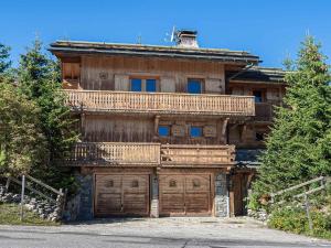 a large wooden house with a balcony on top at Chalet Courchevel 1850, 7 pièces, 12 personnes - FR-1-564-10 in Courchevel