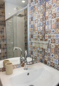 y baño con lavabo y espejo. en Cozy Central Apartment, en Varna