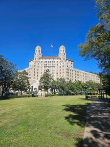 um grande edifício com um campo de relva em frente em Arlington Resort Hotel & Spa em Hot Springs