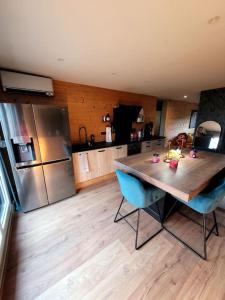 eine Küche mit einem Holztisch und einem Kühlschrank in der Unterkunft STRASBOURG in Straßburg