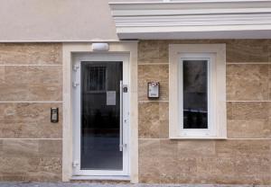 un edificio con una puerta y una señal en él en Cozy Central Apartment, en Varna