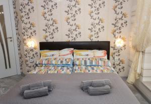 1 dormitorio con 1 cama con 2 almohadas en Cozy Central Apartment, en Varna