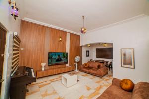 uma sala de estar com um sofá e uma mesa em Schemes Hotel And Apartment em Port Harcourt
