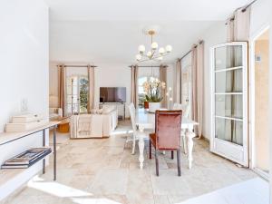 uma sala de jantar com uma mesa e uma sala de estar em Bastide d'Architecte en Pierre em Cagnes-sur-Mer