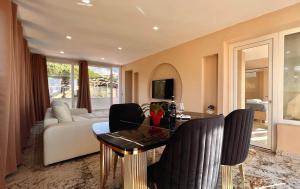 sala de estar con mesa y sofá en Secret Suites Panoramic en Montecatini Terme