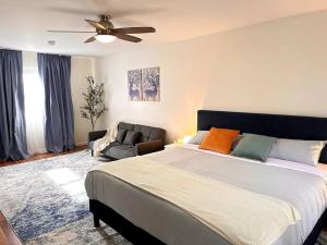 sypialnia z dużym łóżkiem i kanapą w obiekcie Cozy 3 bdr Retreat in a Prime location w mieście Streamwood