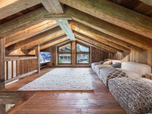 Una sala de estar con sofás en una habitación con techos de madera. en Chalet de Luxe à Val d'Isère avec Jacuzzi et Hammam - FR-1-567-8, en Val dʼIsère