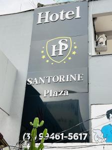 una señal de hotel en el lateral de un edificio en Hotel Santorine Plaza, en Itabira