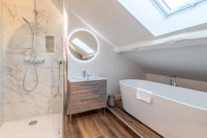 un baño con bañera y lavabo en Villa des Cygnes près du lac marina Grand Port, en Aix-les-Bains 32 fotos más