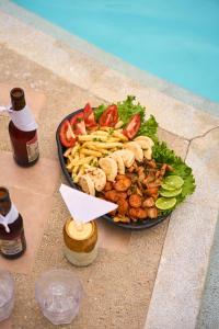 a plate of food on a table with a salad at Hotel Quimbaya in San Jerónimo +65 photos