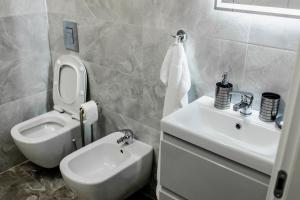 Ένα μπάνιο στο Samplus Central Apartment +19 φωτογραφίες
