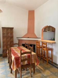 y cocina con mesa, sillas y fogones. en Casa Tejas, en San Luis 9 fotos más