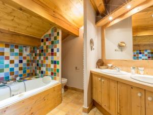 un bagno con vasca, WC e lavandino di Chalet 5* à Courchevel Village, proche pistes, 4 chambres, cheminée, jacuzzi, garage, Wi-Fi inclus - FR-1-562-40 a Courchevel Altre 7 foto