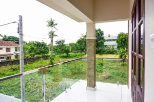 uma varanda com vista para um pátio em PEACEFUL LIVING SUITE II em Cochin