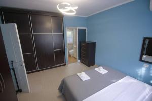um quarto com uma cama grande e uma casa de banho em Central 2BD Villa em Tirana