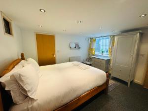 a bedroom with a large white bed and a window at Apartment near Harbourside & city centre in Bristol