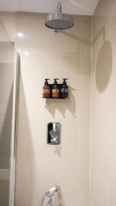 ein Bad mit einer Dusche, einem WC und einer Lampe in der Unterkunft Brighton City Centre 2 Bed Apt in Brighton & Hove