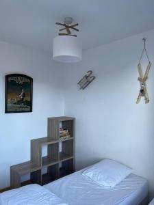 Schlafzimmer mit einem Bett und einem Deckenventilator in der Unterkunft Appartement 3 pièces à Bolquère - 6 personnes in Bolquere