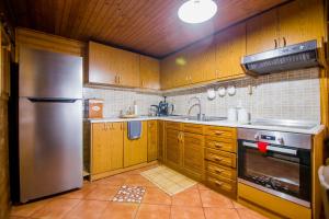 Η κουζίνα ή μικρή κουζίνα στο Lizas House Σπίτι μπροστά στη θάλασσα, Ιδιόκτητη μονοκατοικία