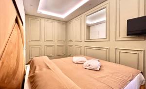 Una habitación con una cama con dos toallas. en Golden Elegance Suite, en Montecatini Terme