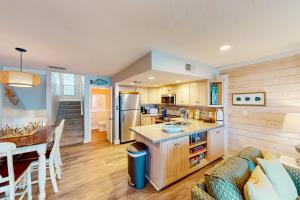 セントジョージ島にあるOcean Mile G-3のソファとテーブルのあるキッチンとリビングルーム