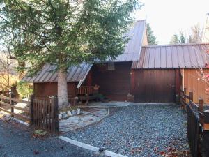 ein Haus mit einem Zaun und einem Baum davor in der Unterkunft Chalet Barcelonnette, 4 pièces, 8 personnes - FR-1-165A-69 in Barcelonnette