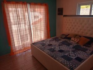1 dormitorio con cama y ventana en Chalet san marino en Colonia La Providencia