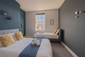 - une chambre avec 2 lits et une fenêtre dans l'établissement Large Apartment, Free Parking, Contractors, Families, , Relocators, Longterm deals Available, à Brighton et Hove