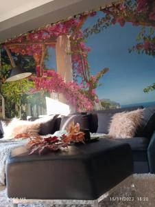 sala de estar con sofá y flores en The most prestigious area in Tbilisi en Tiflis