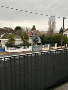 una cerca negra frente a una casa en Appart’ chaleureux proche Paris, en Chelles